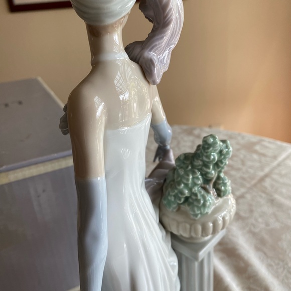 RETIRED 2001 ‘SOCIALITE OF THE 20s LLADRO’ PORCELAIN FIGURINE-Item#01005283 - Picture 4 of 12